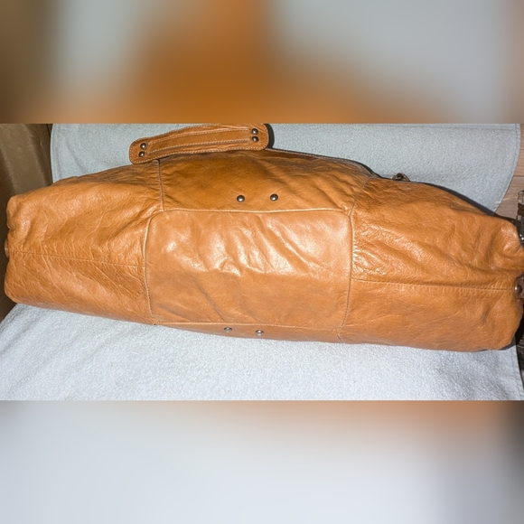 Tre Vero large travel crossbody bag. - Picture 5 of 14